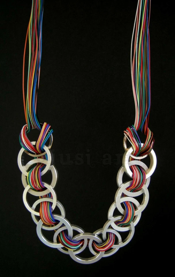 collana con cavi elettrici e cerchi di alluminio - Immagine 1 di 1