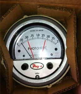 NEU Originalverpackt DWYER Modell 3000MR PHOTOHELIC Differential DRUCKSCHALTER/MESSGERÄT - Bild 1 von 1
