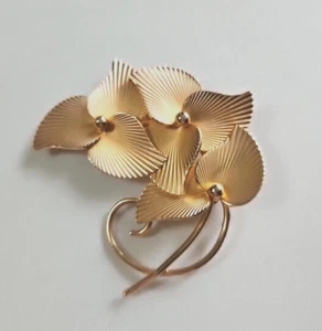 Gold Tone Marvella Signed Textured Flower Swirl Brooch/Pin MidCentury - Picture 1 of 6