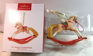 Hallmark Keepsake *50 ANNI DI RICORDI* Decorazione Natalizia 2023 Edizione Speciale - Foto 1 di 7