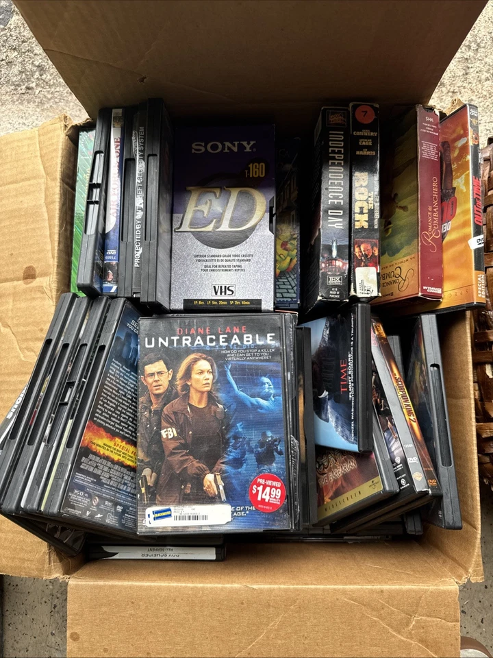 Lo Assorted Compact Discs Mystery Cds Random Mixed Genre Bulk Of VHS Foto 1 de 3