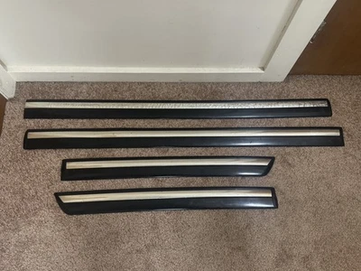 09-11 OEM Ford Crown Victoria acabamento de porta moldura tira de impacto conjunto preto e cromado  - Imagem 1 de 4