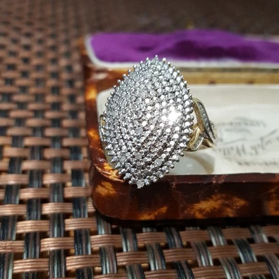 Conjunto de ilusión de plata de ley 925 enchapado en oro anillo con racimo de diamantes talla N1/2 EE. UU. 7 Foto 1 de 4