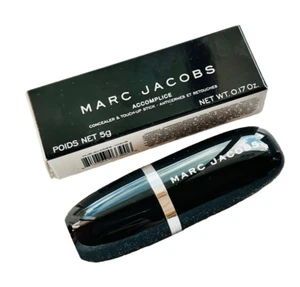 Marc Jacobs Beauty Accomplice Deep 59 Correttore e Stick Ritocco Sottotoni Rosso - Foto 1 di 6