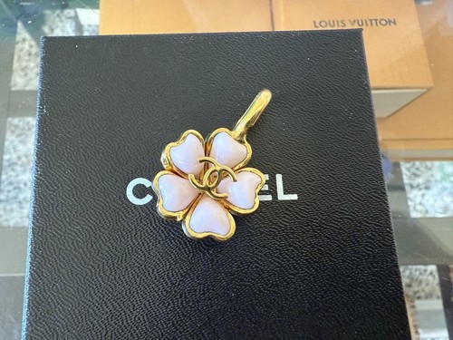 Collana CHANEL con ciondolo in fiore di ciliegio vintage