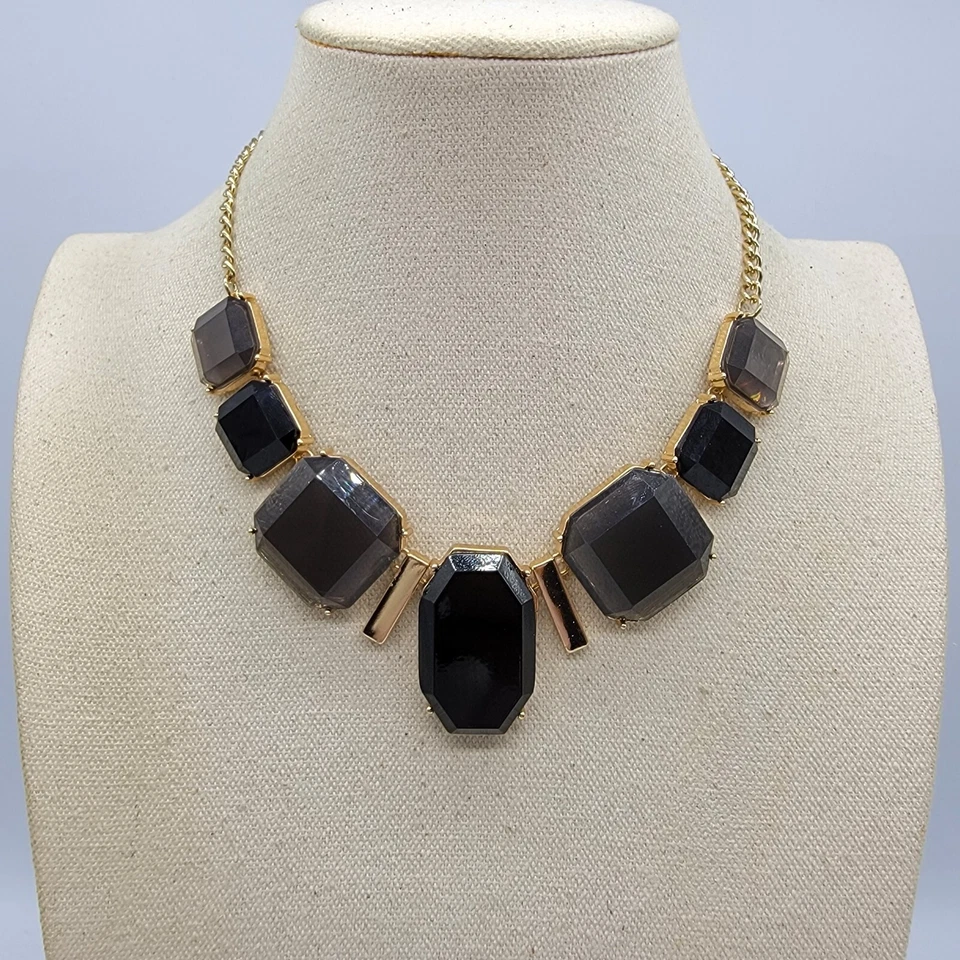 Colar declaração resina facetada cinza preto tom dourado 16" - Imagem 1 de 4