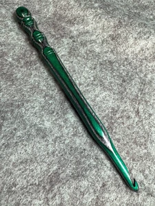 Hand carved EMERALD GREEN & GRAY  WOOD YARN  CROCHET HOOK  size I - Picture 1 of 2