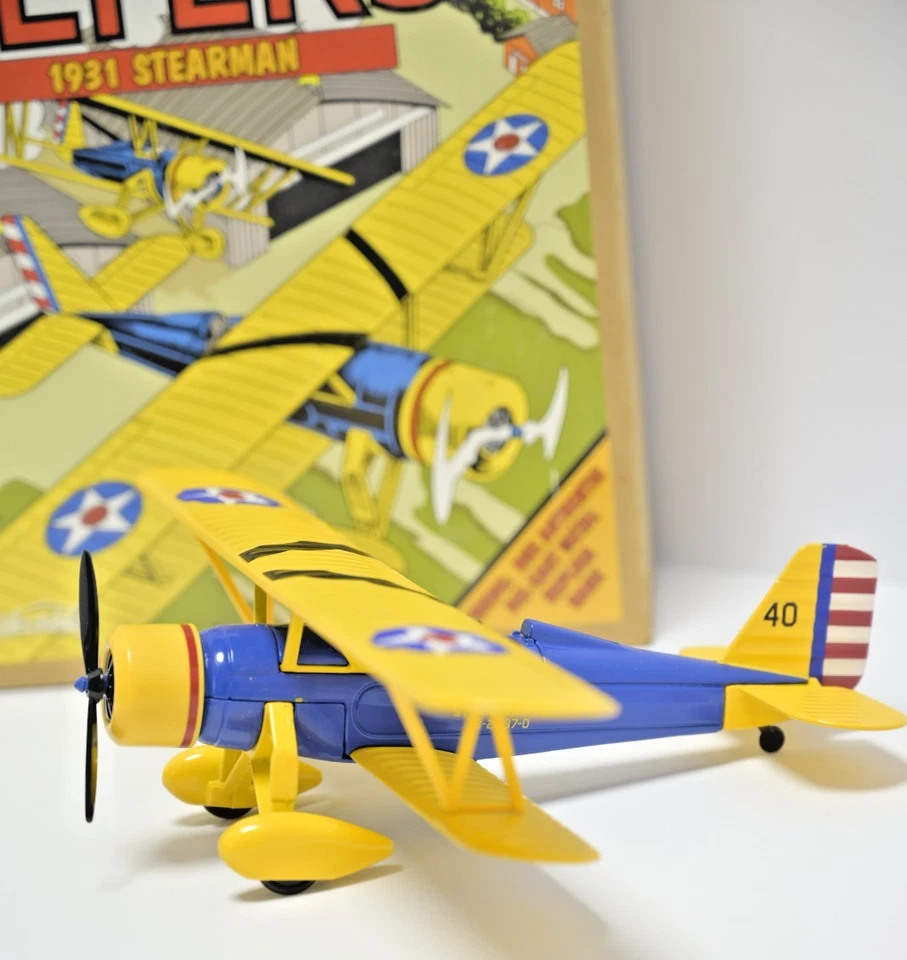 US Army Flyers 1931 Stearman Diecast Biplano Moneda Banco Ertl Coleccionables NUEVO Foto 1 de 4