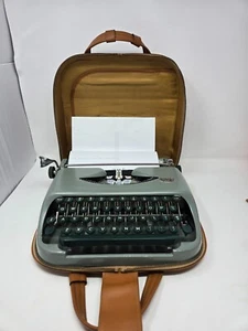 Vintage 'Royal Royalite' Manual Compact Portable Typewriter with Case 1960's - Picture 1 of 21