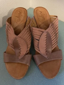 NAYA Womens shoes size 7 tan comfortable Sandals. Excellent Used Condition - Picture 1 of 9