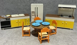 Vintage Tomy kleinere Häuser Puppenhaus Küche Spüle Herd Ofen Kühlschrank Möbel - Bild 1 von 16