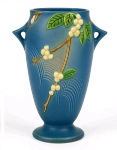Jarrón Roseville Pottery Snowberry IVI-10 — 10′′ de alto azul con dos asas vintage EE. UU. - Imagen 1 de 7