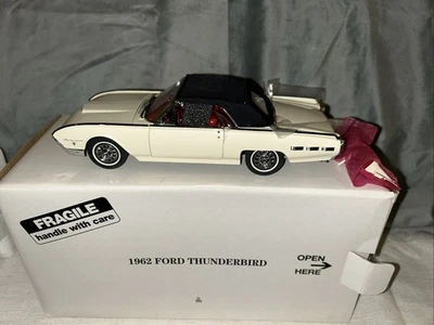 Ford Thunderbird 1962 convertible Danbury como nuevo blanco con techo negro escala 1:24 nuevo en caja Foto 1 de 4
