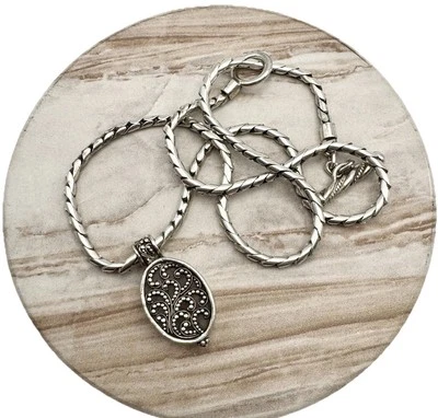 Colar pingente medalhão oval vintage Lois Hill prata esterlina miçangas caviar 17"" - Imagem 1 de 4