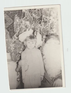 Foto Mädchen mit Schleifen glückliche Kindheit Neujahr Kleid Vintage alt gruselig Santa ODD - Bild 1 von 2