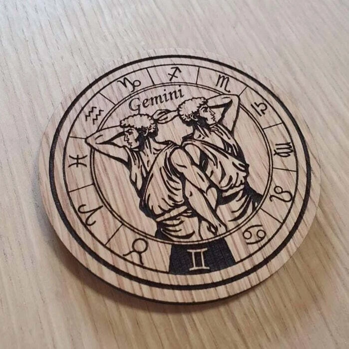 Montaña rusa de madera cortada con láser. Signos del zodiaco Géminis signo estelar Foto 1 de 1