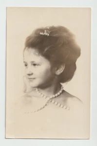 Photo Girl Cute Face Fashion Hairstyle Beautiful Dress Unusual VTG - Picture 1 of 2