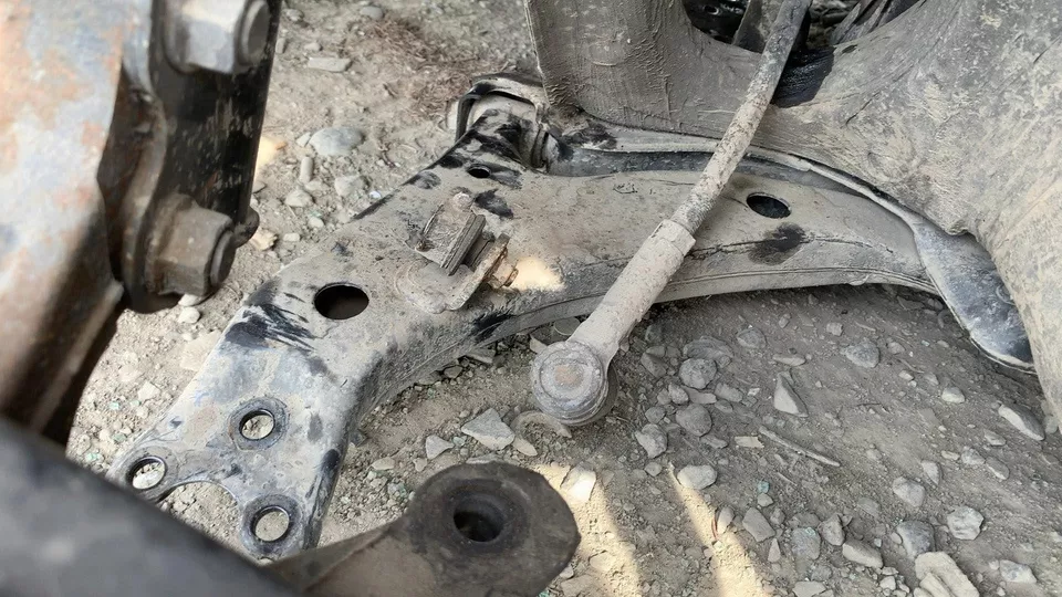 Brazo de control inferior delantero izquierdo del conductor Toyota Corolla 1996 1997 1998 1999 00 01 02 Foto 1 de 1