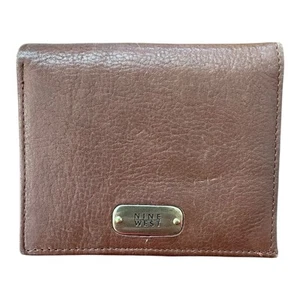 Portafoglio Nine West in pelle marrone 4” X 3,375” - Foto 1 di 3