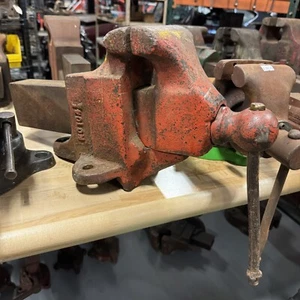 VINTAGE Reed No. 104-1/2 Vise - 4.5 Inch Jaw - Needs New Slide Set Screw - Picture 1 of 5