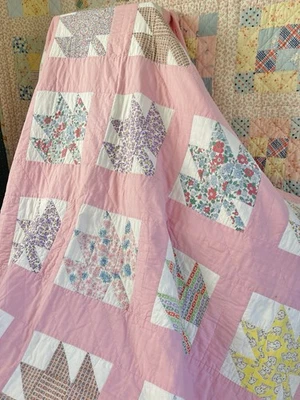 Vintage Feedsack Patchwork Quilt Blanket Pink Novelty Prints 1940s 1950s — 第 1/4 张图片