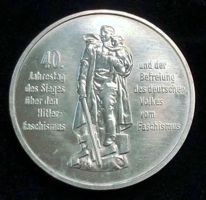 10 Mark DDR 40 Jahre Befreiung Denkmal st CuNiZn vz - Bild 1 von 2