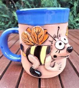 Keramik Tasse Blau 3D-Motiv Honig-Biene Maja Deko-Tasse Handarbeit Bemalt NEU - Bild 1 von 5