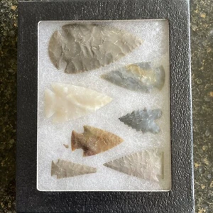 7 Beautiful Chert/Agate Arrowheads w Case Flintknapping Art ~ Likely Modern ~ - Picture 1 of 17