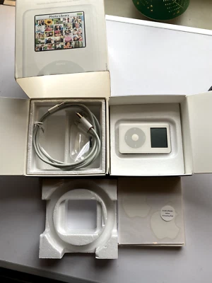 Apple 60 GB iPod Photo - 4th Generation (M9586B/A) - Image 1 of 4