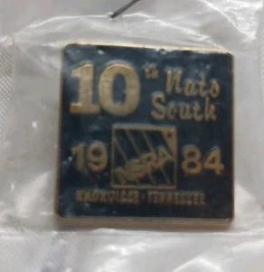 NSRA 10TH NATS-SOUTH 1984 KNOXVILLE ANSTECKNADEL HUTNADEL NATIONAL STREET ROD 1" NEU IM KARTON - Bild 1 von 1