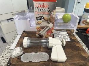 Decorating 21 Piece Set and cookie press vintage Pyrex New Still In Box - Picture 1 of 3