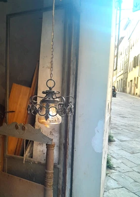 Vecchio lampadario in ferro battuto larghezza cm 29, altezza cm.29, catena cm.75 - Immagine 1 di 4