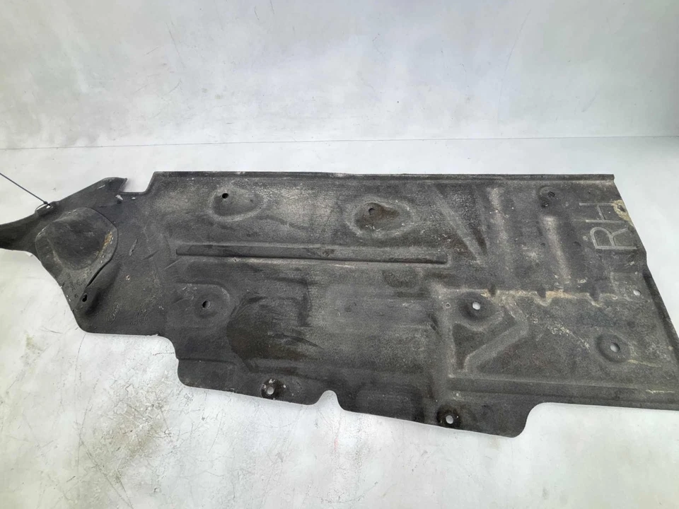 Protector contra salpicaduras debajo de la carrocería derecha Ford Focus RS 2012-2018 FABRICANTE DE EQUIPOS ORIGINALES Foto 1 de 4