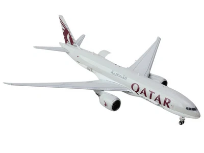 Avión comercial Boeing 777F "Qatar Airways" (A7-BFT) gris con gráficos de cola Foto 1 de 3