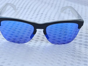 Oakley Frogskins Lite OO9374-0263 Sonnenbrille Matte Black Prizm Blue mit Etui - Bild 1 von 18