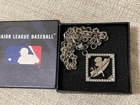 New York Yankees 2005 MLB Rhinestone Silver Pendant Necklace Chain Vintage & box Cover