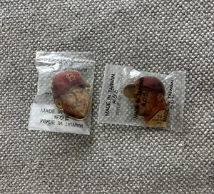 Mark McGwire 70 Home Runs 2 Commemorative Pins 1998 St. Louis Cardinals SEALED! - Picture 1 of 6