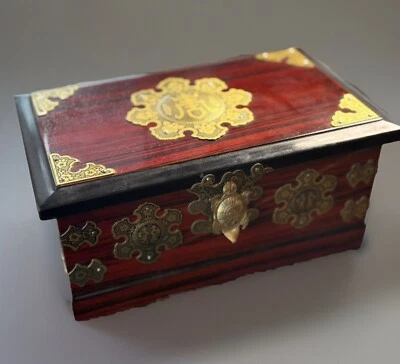 Antigua caja de baratijas de joyería china de palo de rosa con cierre de latón y tortuga Foto 1 de 4