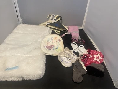 Lote saco de dormir muñeca chica americana, mochila, zapatos, ropa, gafas, perchas Foto 1 de 4