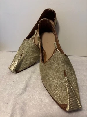 Zapatos Punjabi Mojari Juttis dorados metálicos Foto 1 de 4