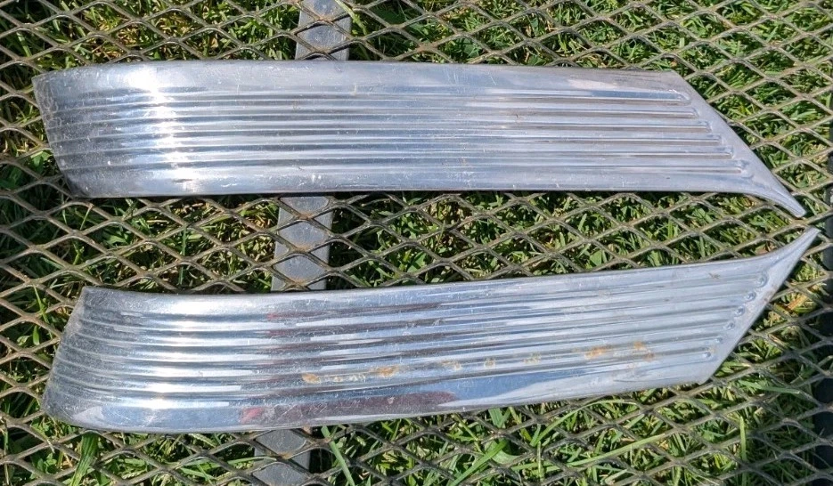 Chevrolet 1953 2 molduras cromadas  Foto 1 de 1