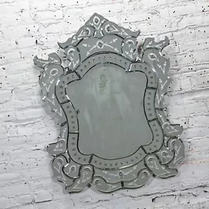 Specchio da parete veneziano italiano vintage vetro tagliato scolpito e inciso forma scudo - Foto 1 di 20