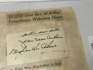 Autógrafo firmado del general Douglas MacArthur de la Segunda Guerra Mundial y esposa/hijo corte LOA 2,25x3,25 - Imagen 1 de 2