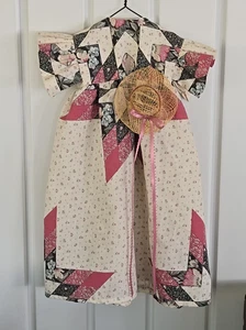 Handgefertigtes rosa Blumen Puppenkleid 17" L x 8" Brustumfang mit Hut und rosa Band - Bild 1 von 6