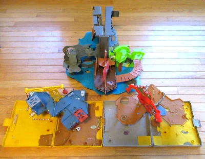 (3) Matchbox Pop Up Folding Playsets~Bash & Build, Dragon Shield & Pirate Ship - Image 1 of 4