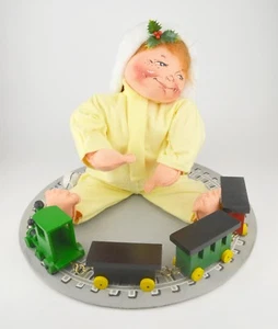 Muñeca Annalee Mobilitee 5702 mañana de Navidad con tren niño bebé sentado 1990 - Imagen 1 de 1