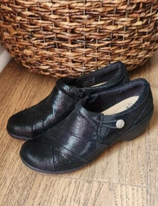 Mocasines Clarks negros cómodos para mujer 7,5 estampado de serpiente tacón bajo cremallera lateral ropa de trabajo - Imagen 1 de 9