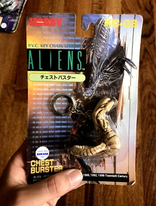 Aliens - LLAVERO PECHO BURSTER - Serie Vintage Nº3 ** Japonés ** - Imagen 1 de 4