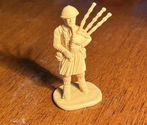 Bagpiper army man figure , 2" tall, plastic pretend play soldier toy - Picture 1 of 6