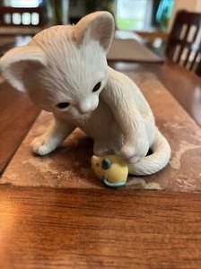 Kitten Figure Playing Cat 1991 Kathy Wise Enesco White Cat & Mouse  Figurine - Picture 1 of 5